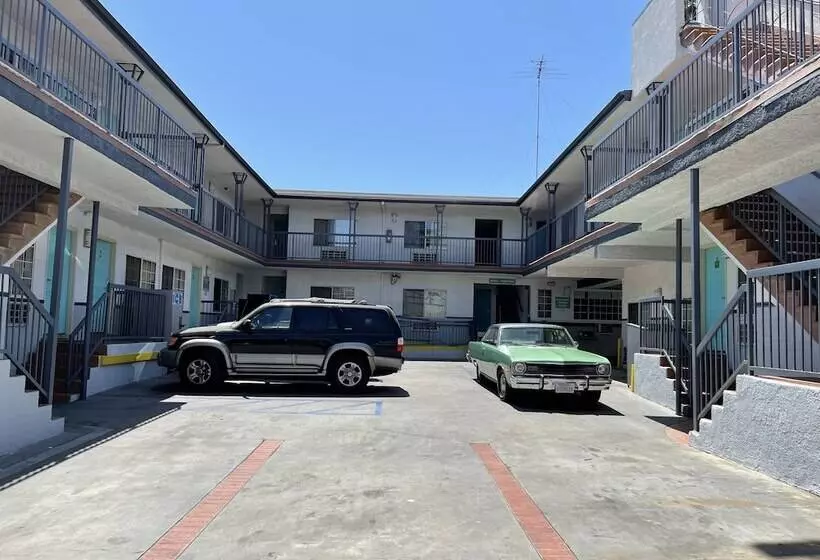 モーテル Hollywood Guest Inn