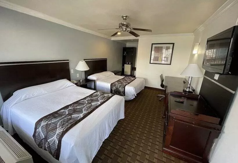 モーテル Hollywood Guest Inn