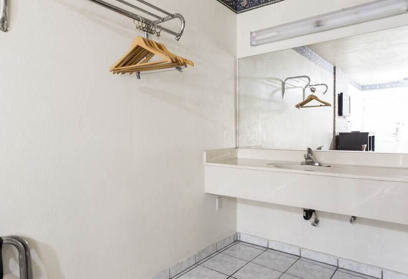 فندق على الطريق Hollywood Guest Inn