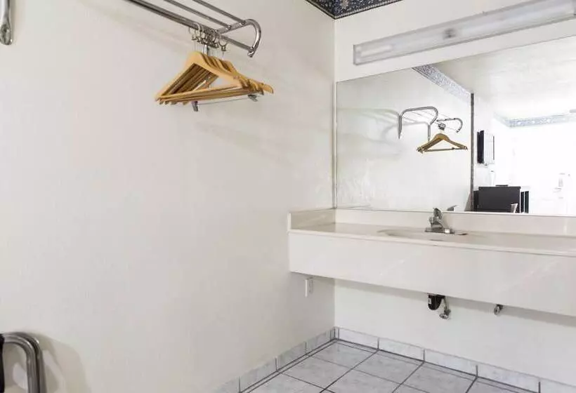 モーテル Hollywood Guest Inn