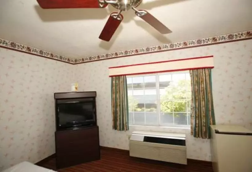 モーテル Hollywood Guest Inn