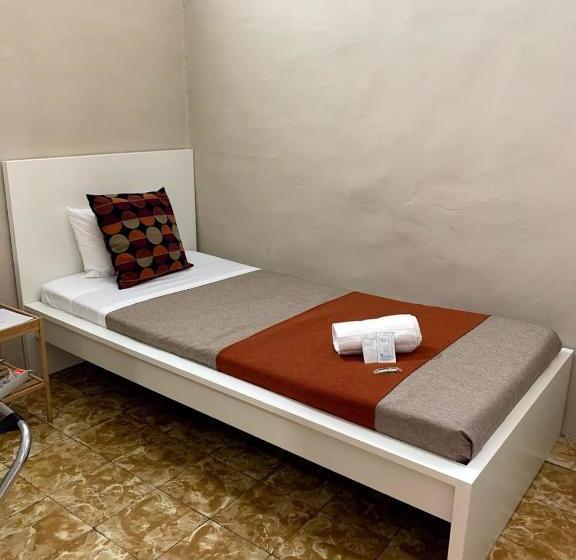 پانسیون Youth Hostel Central And Basic Drassanes