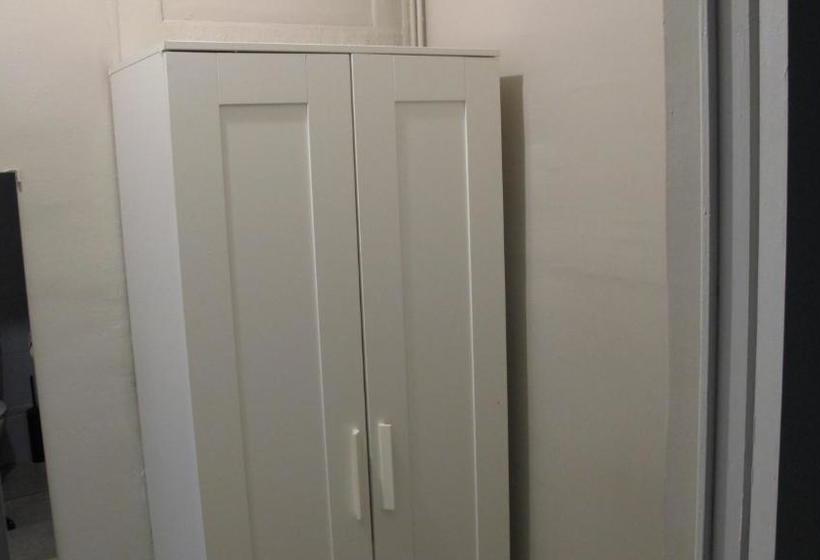 پانسیون Youth Hostel Central And Basic Drassanes