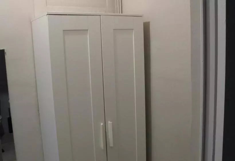 پانسیون Youth Hostel   Central And Basic Drassanes