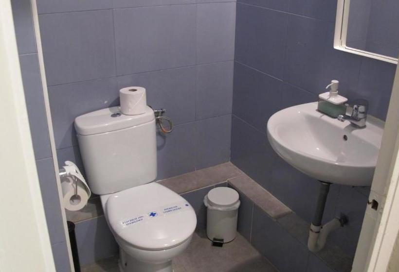 پانسیون Youth Hostel Central And Basic Drassanes