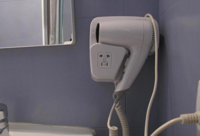 پانسیون Youth Hostel Central And Basic Drassanes