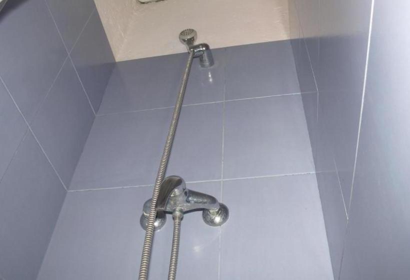 پانسیون Youth Hostel Central And Basic Drassanes