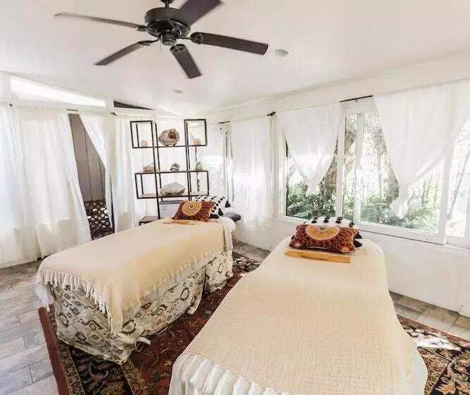 אתר נופש Lumeria Maui, Educational Retreat Center