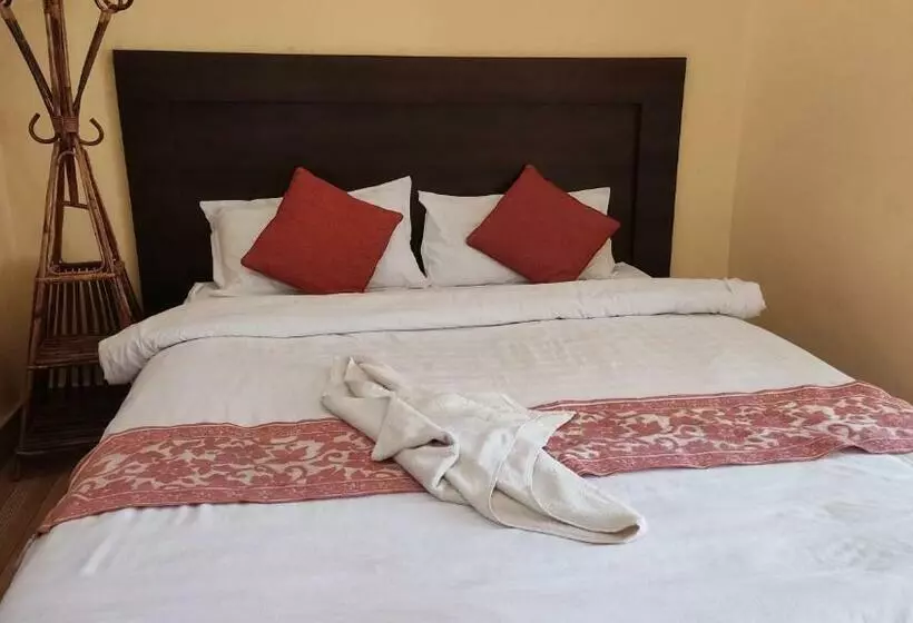 تختخواب و صبحانه Jungle Front Lodge