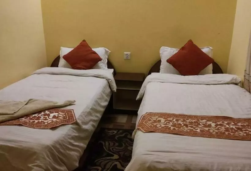 تختخواب و صبحانه Jungle Front Lodge