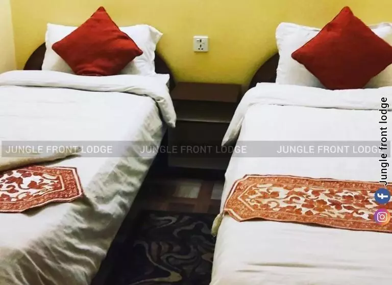 تختخواب و صبحانه Jungle Front Lodge