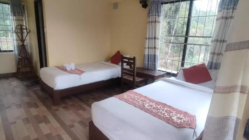 تختخواب و صبحانه Jungle Front Lodge
