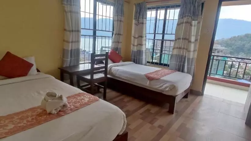 تختخواب و صبحانه Jungle Front Lodge