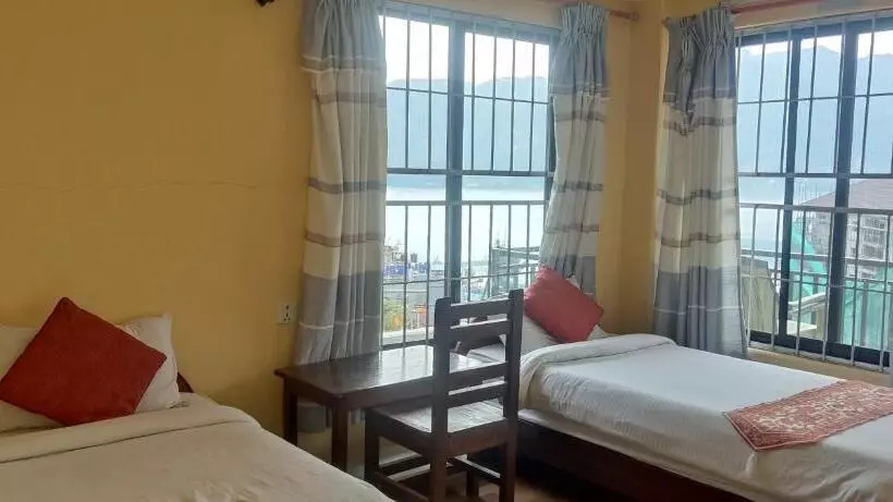 تختخواب و صبحانه Jungle Front Lodge