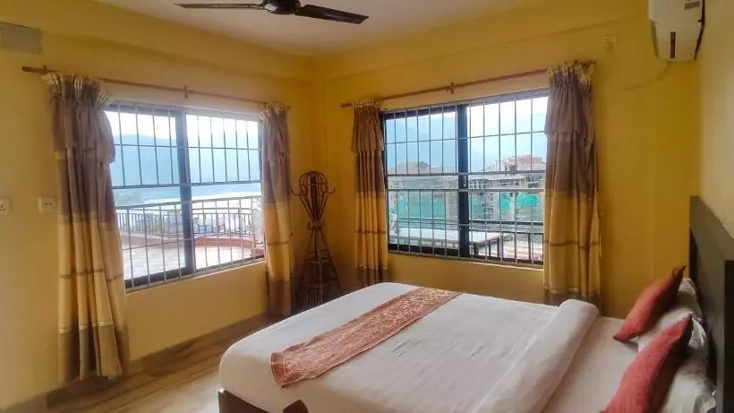 تختخواب و صبحانه Jungle Front Lodge