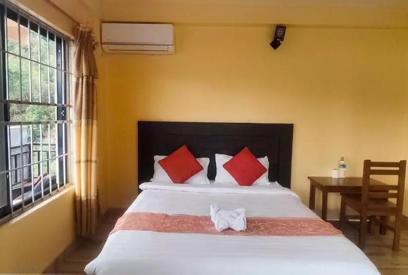 تختخواب و صبحانه Jungle Front Lodge