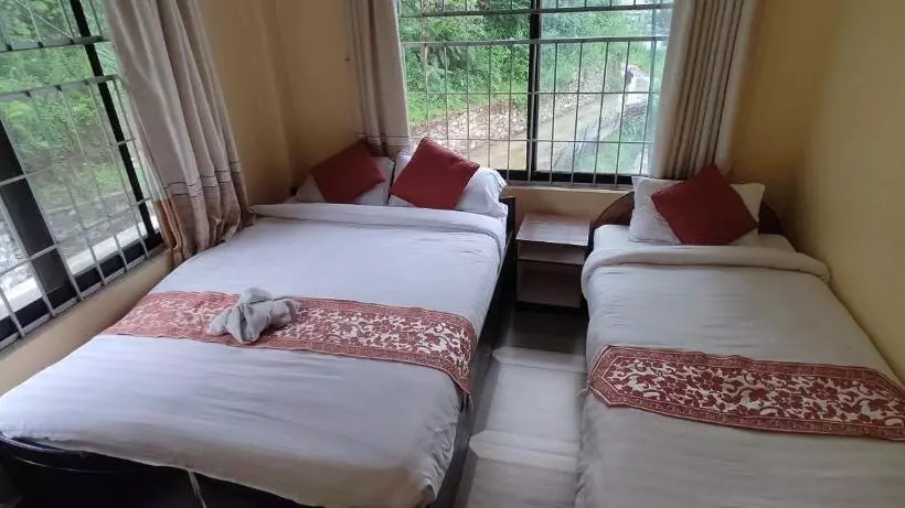 تختخواب و صبحانه Jungle Front Lodge