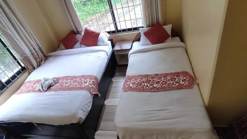 تختخواب و صبحانه Jungle Front Lodge