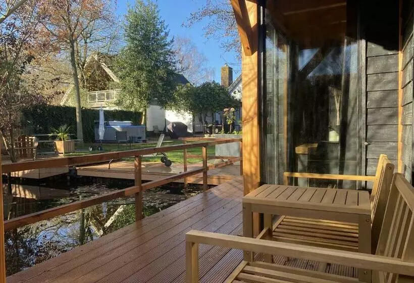 Casa Aan De Plas, B&b Met Sauna En Hottub Of Jacuzzi