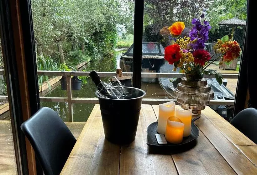 Casa Aan De Plas, B&b Met Sauna En Hottub Of Jacuzzi