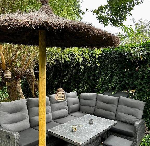 Casa Aan De Plas, B&b Met Sauna En Hottub Of Jacuzzi