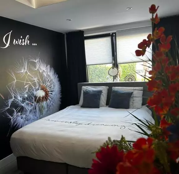 Casa Aan De Plas, B&b Met Sauna En Hottub Of Jacuzzi