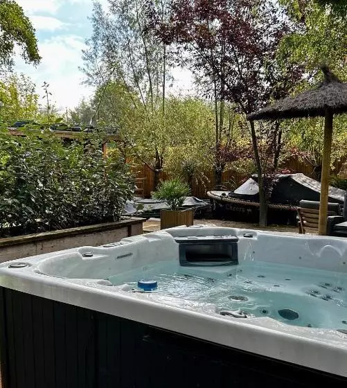 Casa Aan De Plas, B&b Met Sauna En Hottub Of Jacuzzi