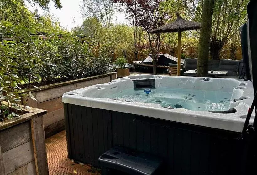 Casa Aan De Plas, B&b Met Sauna En Hottub Of Jacuzzi