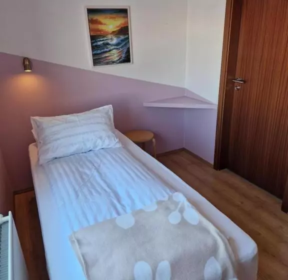 هتل Gauksmýri Guesthouse Lodge