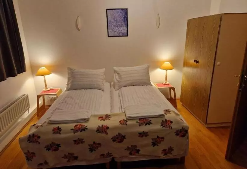هتل Gauksmýri Guesthouse Lodge