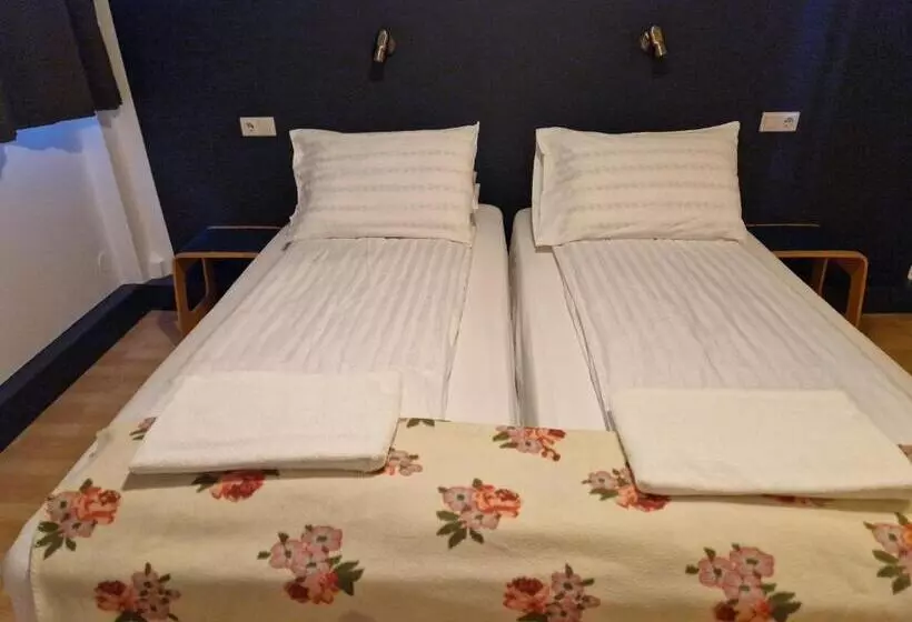 هتل Gauksmýri Guesthouse Lodge