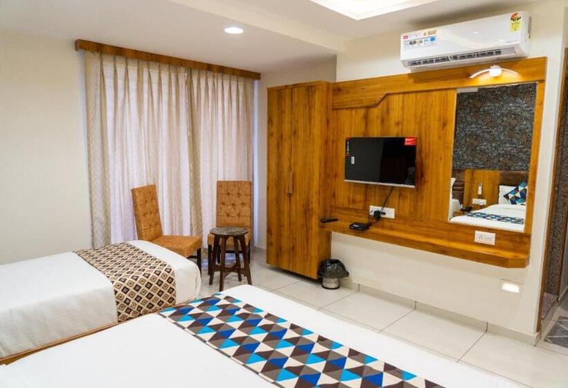 Отель Lee Grand