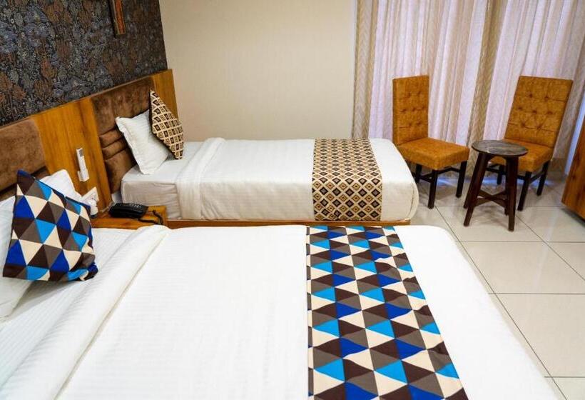 Отель Lee Grand