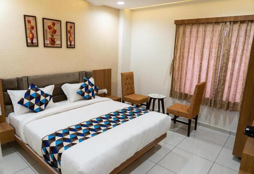 Отель Lee Grand