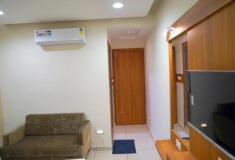 Отель Lee Grand