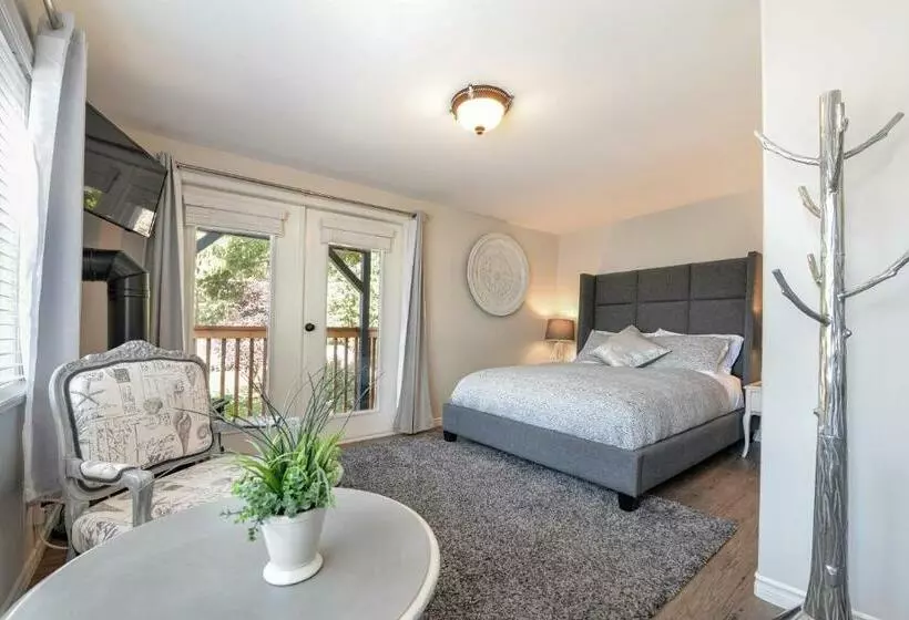 Hotelli Raven Point Inn