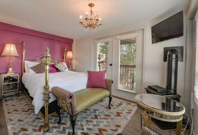 Hotel Raven Point Inn