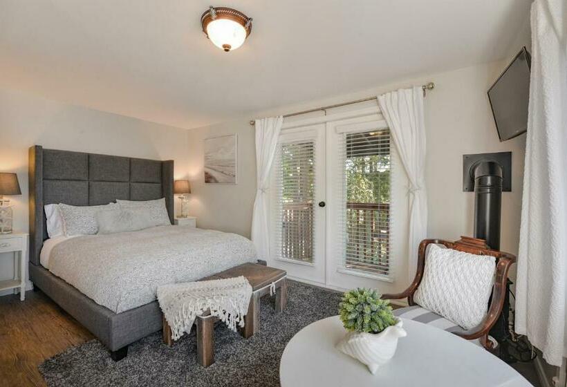 Hotel Raven Point Inn