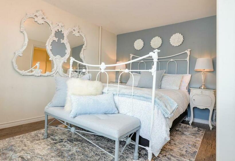 Hotel Raven Point Inn