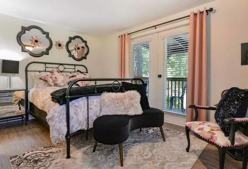 Hotelli Raven Point Inn