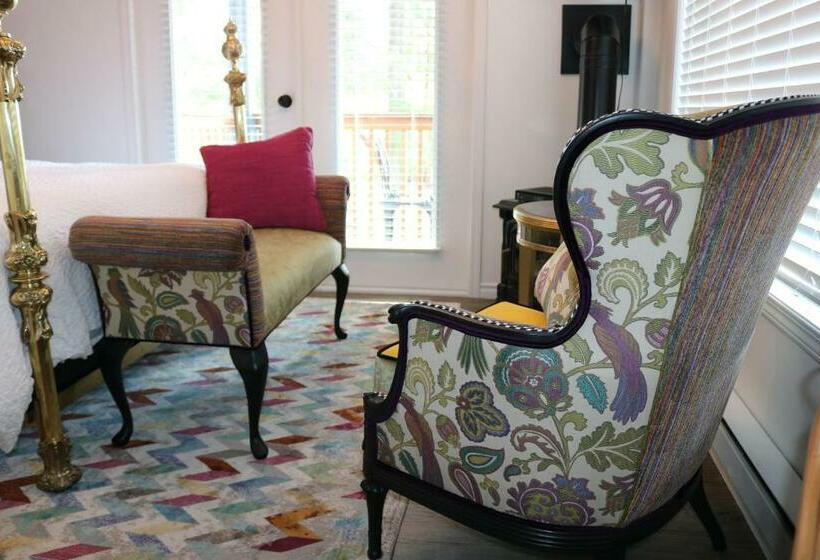 Hotel Raven Point Inn