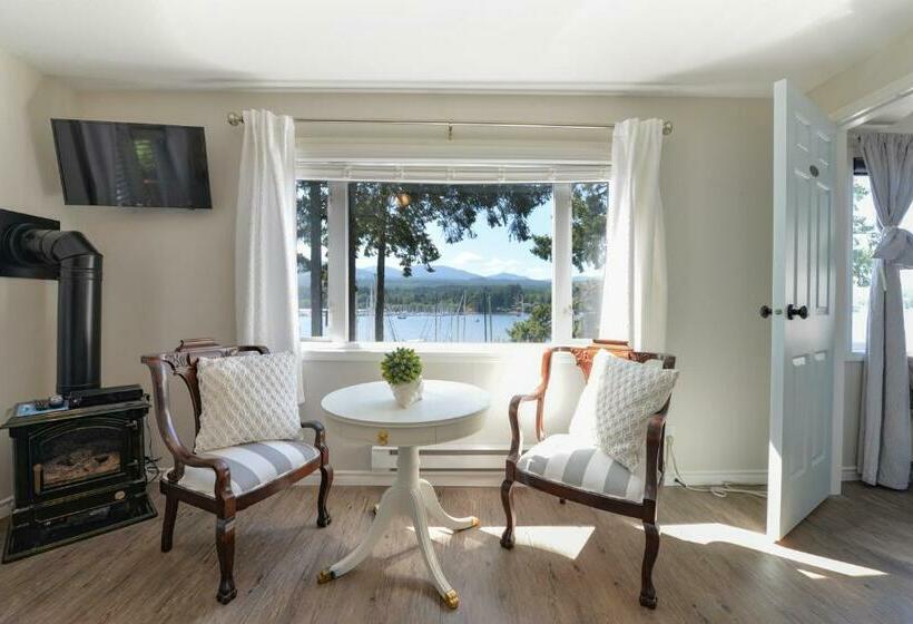 Hotel Raven Point Inn