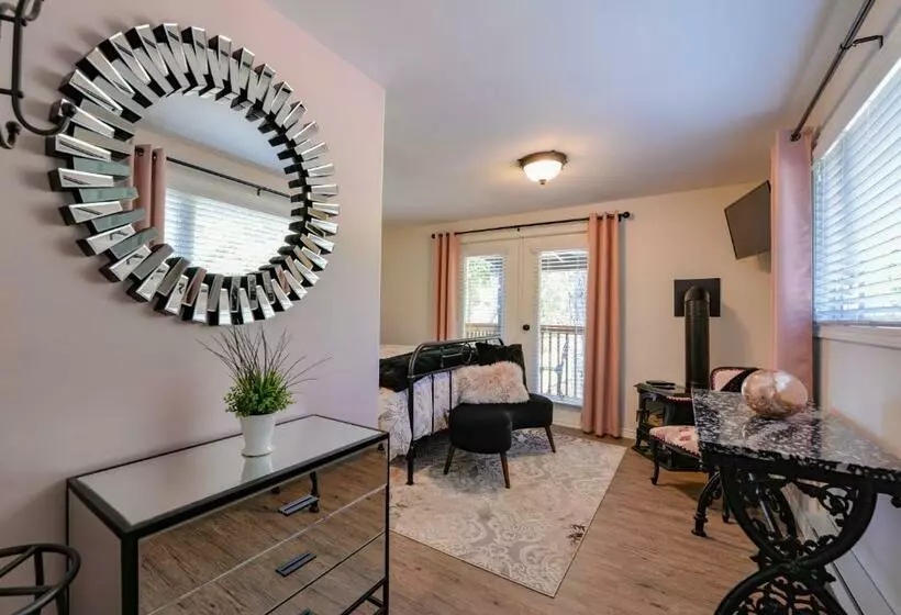 Hotelli Raven Point Inn