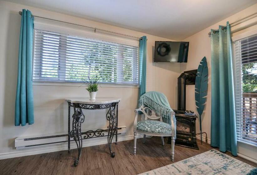 Hotel Raven Point Inn