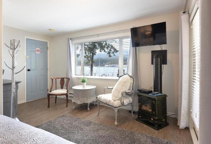 Hotel Raven Point Inn