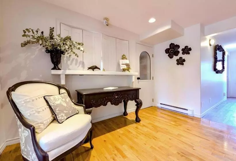 Hotelli Raven Point Inn