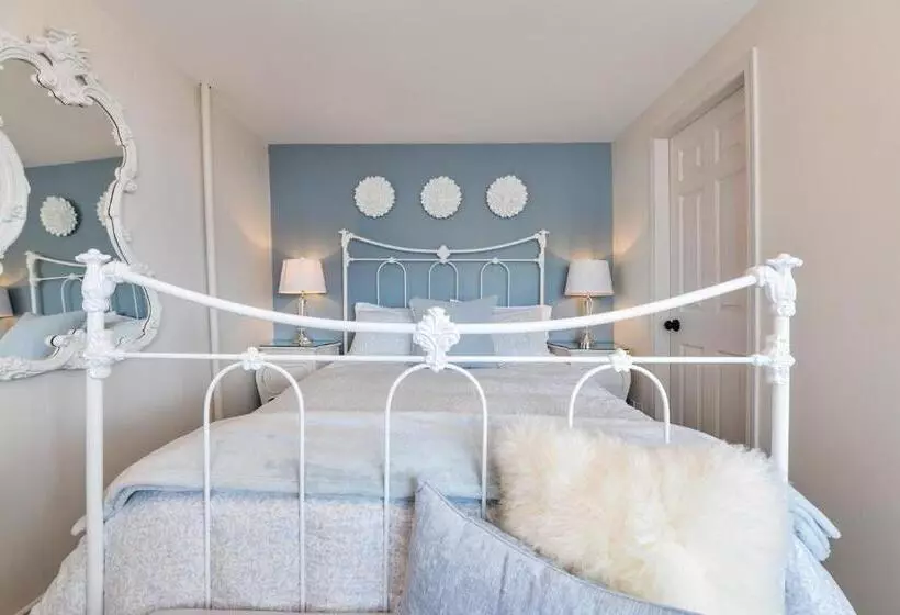 Hotelli Raven Point Inn