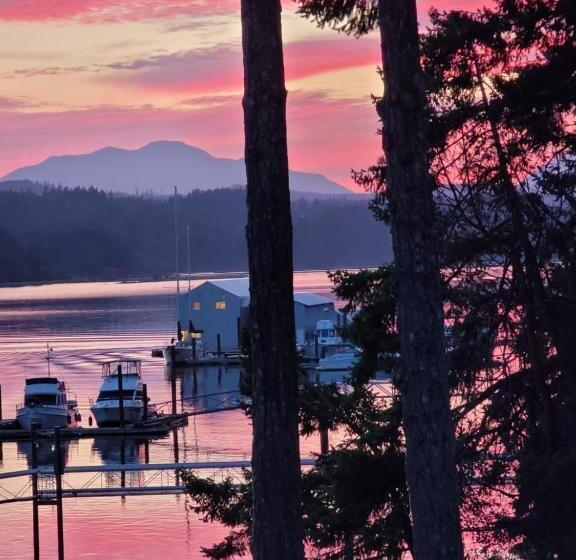 Hotel Raven Point Inn