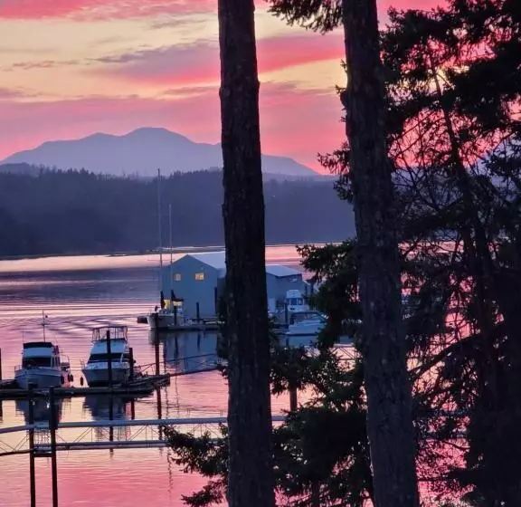 Hotelli Raven Point Inn