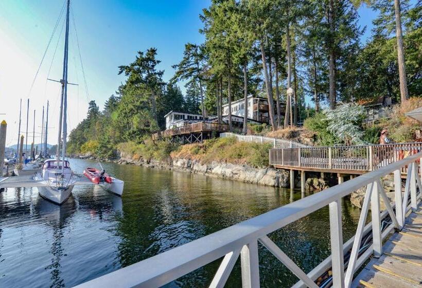 Hotel Raven Point Inn